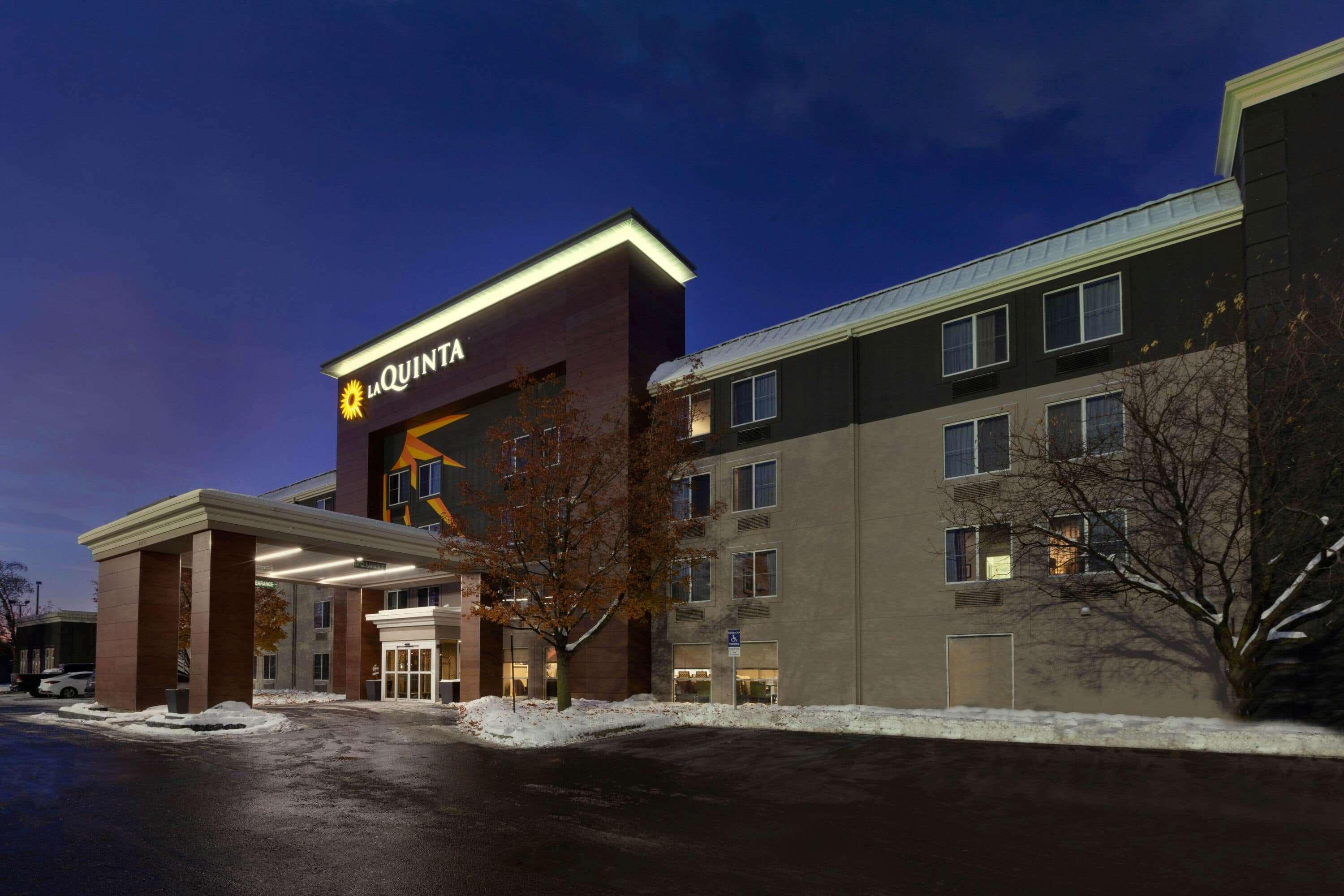 La Quinta By Wyndham Detroit Utica Hotel Exterior photo