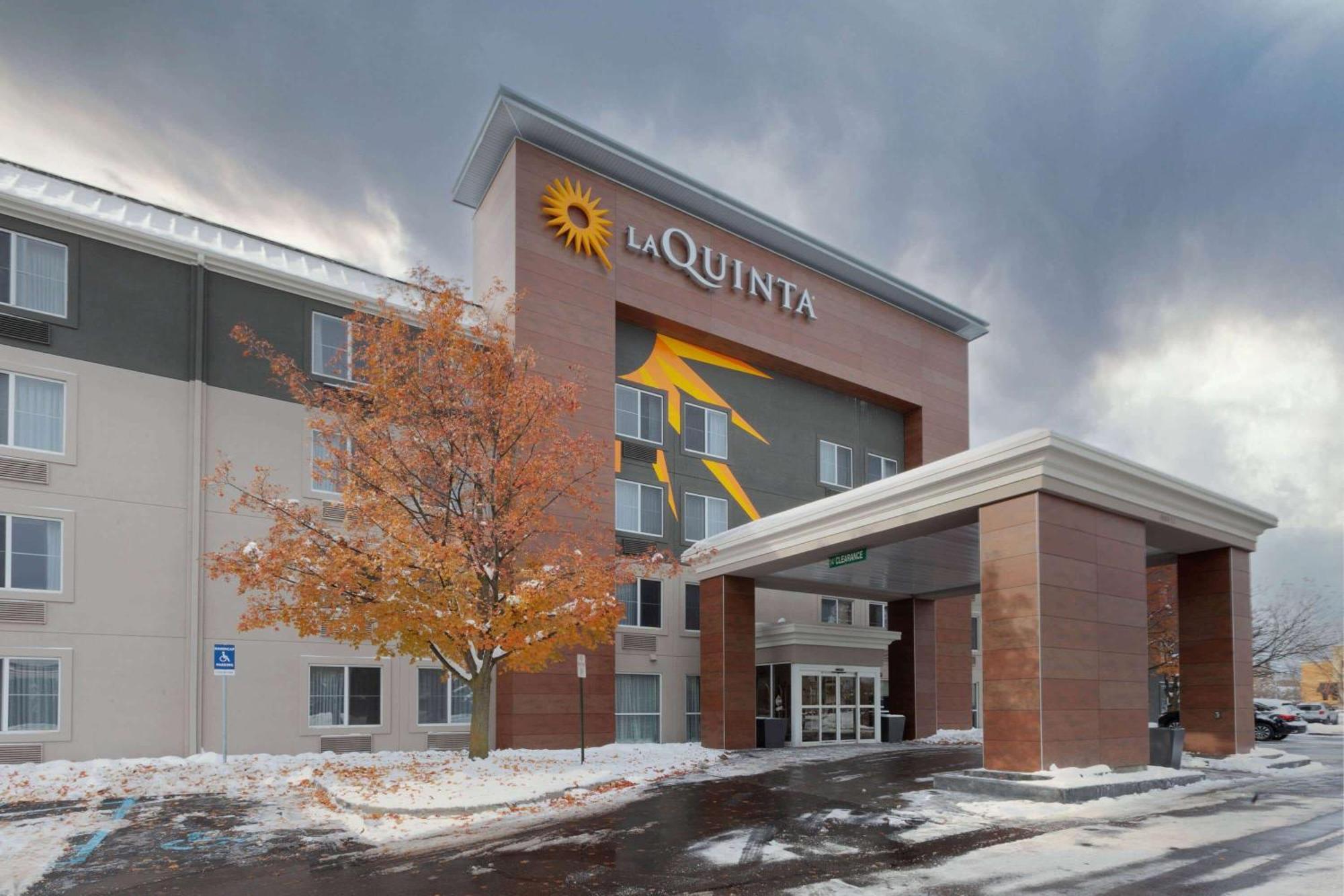 La Quinta By Wyndham Detroit Utica Hotel Exterior photo